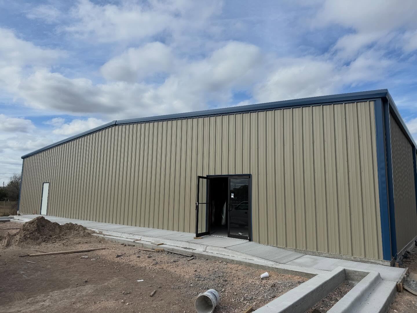 Growth is planned, built, and executed.
Here’s a look at the construction progress of our upcoming CV Industrial branch in Brownsville, a project that is part of our expansion strategy.
We continue moving forward with a clear vision toward new opportunities.
More updates coming soon.
El crecimiento se planea, se construye y se ejecuta.
Así avanza la obra de nuestra próxima sucursal de CV Industrial en Brownsville, un proyecto que forma parte de nuestra estrategia de expansión.
Seguimos avanzando con paso firme hacia nuevas oportunidades.
Pronto compartiremos más noticias.